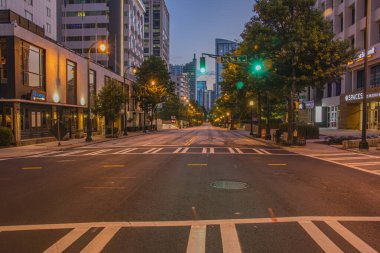 Atlanta, Ga USA - 06: 14: 20: Gece Atlanta şehir merkezi boş şehir caddesi silüeti.