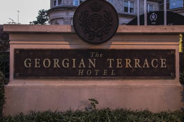 Atlanta, Ga USA - 06: 14: 20 Atlanta şehir merkezi Cauvid-19 Gürcistan Teras Oteli giriş tabelası