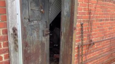 Waynesboro, Ga USA - 02: 11 21: Kilitli çelik kapı eski tuğla hapishane odası