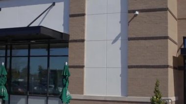 Augusta, Ga USA - 03 04 04: 21: Açık mavi gökyüzü gününde Sprout perakende market girişinin yavaşlığı