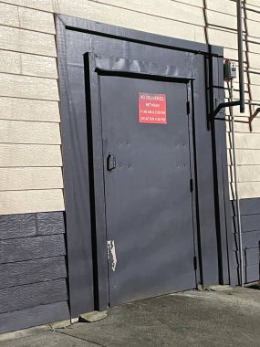 Augusta, Ga USA - 02: 21 Metal kilitli teslimat kapısı teslimat saatleri uzaklık işareti