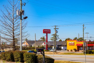 Augusta, Ga USA - 02: 21: Uzak trafik manzarası ve Popeyes kızarmış tavuk restoranı