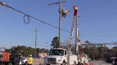 Columbia County, Ga USA - 02: 24 24 Gürcistan Elektrik Hizmetleri çalışanları elektrik hatları üzerinde çalışıyorlar.