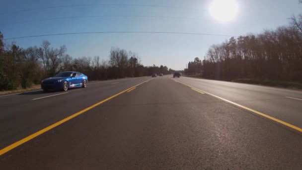 オーガスタ ガインUsa 道路ビューの5車線の高速道路の真ん中でのトラフィック — ストック動画