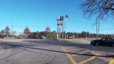 Richmond County, Ga USA - 03 19 19: 21: Amerikan bayrağı ve trafik ile AM PM benzin istasyonunda benzin fiyatları 2.69 galon