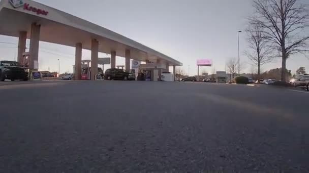 Augusta Usa Yer Manzaralı Trafik Kroger Benzin Istasyonu Güneşli — Stok video