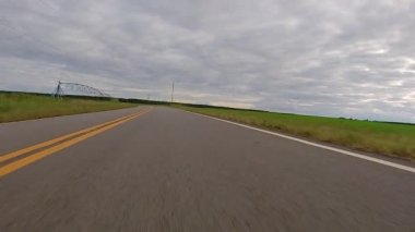 POV FPV zemin görünümü ülke tarım arazisi sulama sisteminden geçiyor