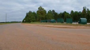 Tarla manzarası Georgia 'nın içinden geçiyor. Çiftlik arazisi çöplüğü hız tabelasında.