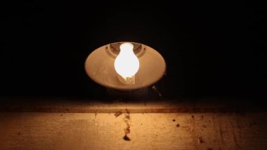 Korkunç, eski, aydınlık sundurma ışıkları geceleri örümcek ağlarıyla kapanıyor.