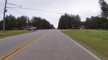 Burke County, Ga USA - 03-23-21: Yol inşaatı sırasında elinde dur işareti tutan ilk kişiye şoförlük