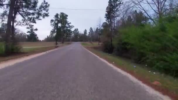 奥古斯塔 Usa 驾驶第一人称看到岩石砾石狭窄的乡间道路垃圾和路边垃圾 — 图库视频影像