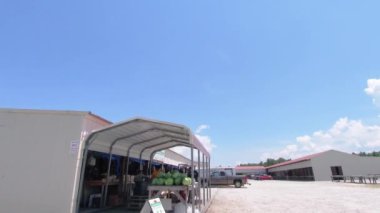 Augusta, Ga USA - 07 04: 20: Karayolu üzerindeki çiftlik bit pazarı 56 meyve standı insanları bina ve kabin manzarası dışında duruyor