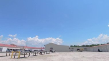 Augusta, Ga USA - 07 04: 20: Pan Barnyard Bit Pazarı 56 numaralı otoyolda bina ve kabin manzarası