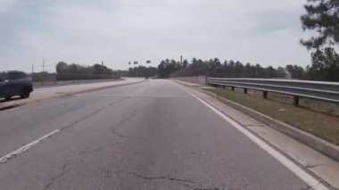 Augusta, Ga USA - 03-25-21: trafiği olan bir köprüden geçen 20.