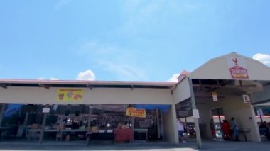 Augusta, Ga USA - 07 04: 20: Güney Augusta 'daki ahır bit pazarı binalar, arabalar ve giriş kalabalıkları sağa dönük maskeler, covid-19 salgını