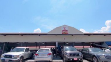 Augusta, Ga USA - 07 04: 20: Güney Augusta 'daki ahır bit pazarı bina arabalarıyla kalabalık sağa dönük maskeler Covid-19 salgını