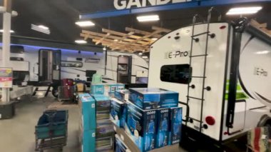 Augusta, Ga USA - 03: 25 21: Gander Outdoor perakende mağazası karavanıyla iç kamp vitrini