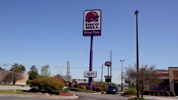 Augusta Usa Taco Bell Señal Calle Alta Tráfico Claro Cielo — Vídeo de stock