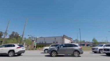 Augusta, Ga USA - 04 01 21: Walton Yolu uzantısındaki trafik ve perakende alışveriş merkezleri