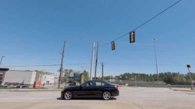 Augusta, Ga USA - 04 01 21: Otoyolda trafik Davis karayolundaki bir köprünün altında bisiklet üstünde 