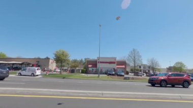 Augusta, Ga USA - 04 01 21: Açık bir günde alışveriş merkezi plaza binalarının trafik ve sokak kaplaması