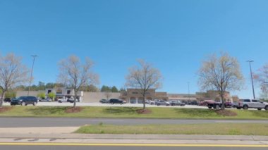Augusta, Ga USA - 04 01 21: Açık bir günde alışveriş merkezi plaza binalarının trafik ve sokak manzarası