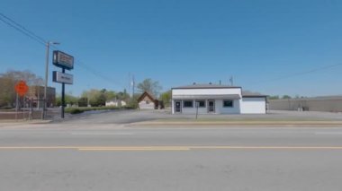 Augusta, Ga USA - 04 04 04: 21: Sokak tavası 80 'lerin tarzı binalar ve eski bir araba garajı