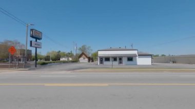 Augusta, Ga USA - 04: 04: 21 Pan Sokağı eski 80 'lerin tarzı binalar ve eski bir araba garajı 2