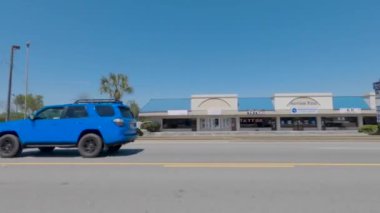 Augusta, Ga USA - 04: 04: 21: Street pan eski 80 'lerin tarzı binalar Mavi teneke çatı perakende plaza Washington yolu Augusta Georgia