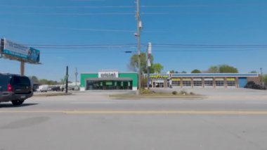 Augusta, Ga USA - 04 04: 04: 21: Sokak tavası 80 'lerin klasik binaları Cricket mobil lastikler Washington yolu Augusta Georgia