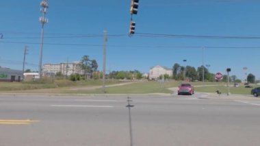 Augusta, Ga USA - 04: 04: 21: Washington otobanına giden otoyol 20 numaralı otoyolda işaretleri olan evsiz insanlar 