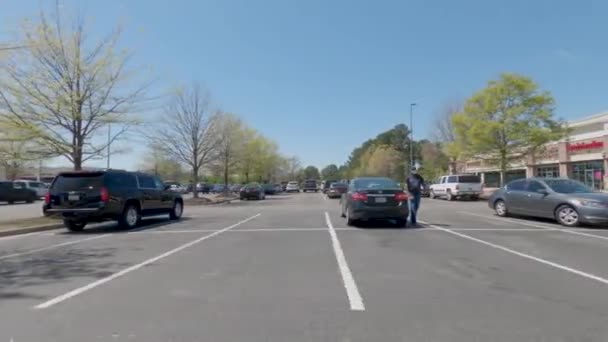 Augusta Usa Mężczyzna Czarnej Masce Twarzy Sklepie Spożywczym Parking Patelnia — Wideo stockowe