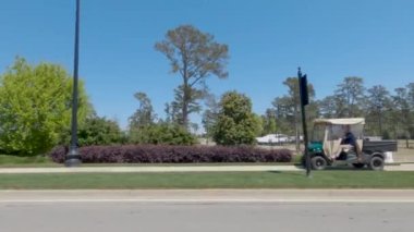 Augusta, Ga USA - 04 04: 21: Masters Golf Turnuvası Berckmans Yolu Ustaları yavaş çekimde golf arabası sahneleme ve giriş elemanı