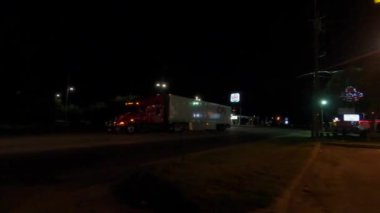 Madison, Ga USA 07 18: 20 Akşamları Waffle House meşgul ve insanlar bina salgını sırasında sosyal uzaklık ya da yüz maskesi takmıyorlar.