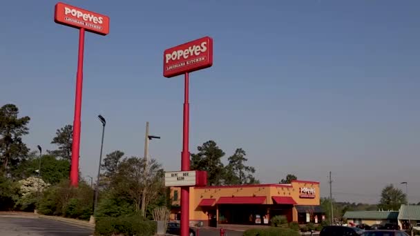 Августа Сша Вид Улицу Ресторана Popeyes Fried Chicken Движение Утром — стоковое видео