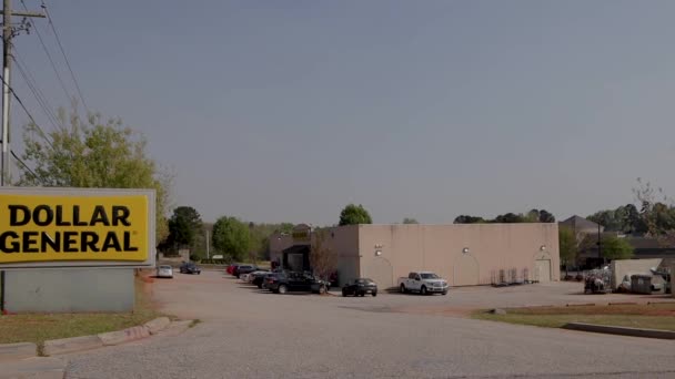 Augusta Usa Dollar General Retail Store Straßenschild Und Verkehr Auf — Stockvideo