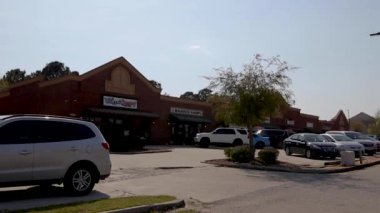 Columbia County, Ga USA - 04 07: 21: Park halindeki araba trafiği berber ve perakende satış merkezi plazası