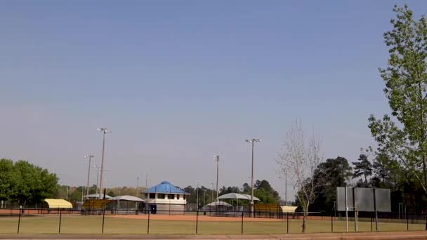 コロンビア郡 ガインUsa Patrions Park Columba Road Builds空の野球場夏の澄んだ青空 — ストック動画