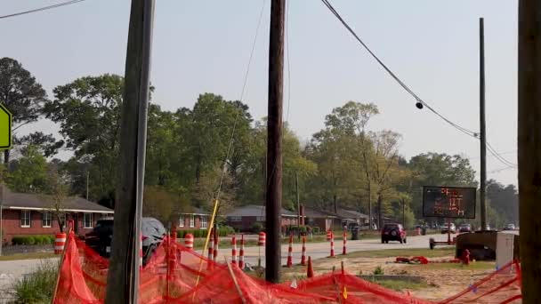 コロンビア郡 ガインUsa 道路建設現場オレンジコーンLed警告表示と交通流ウェルズ道路上 — ストック動画