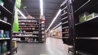 Snellville, Ga USA - 08: 15: 20: Walmart Market Market Marketi İç kameralar iyi stoklanmış alanlar