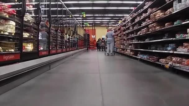 Snellville Usa Walmart地区マーケット食料品店Covid 19流行病のシニアが顔のマスクをつけてパンを選ぶ — ストック動画