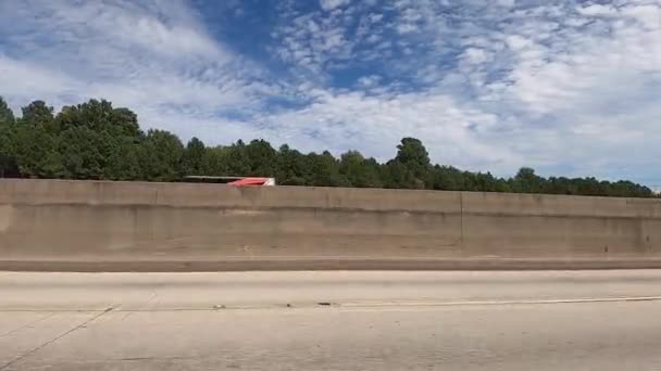 Atlanta Usa Centrum Betonnen Snelweg Divider Blauwe Hemel Met Wolken — Stockvideo