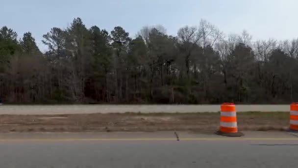 Augusta Usa Una Carretera Rural Con Conos Construcción Carreteras Que — Vídeos de Stock