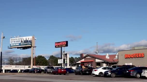 Augusta Usa Pan Från Hooters Bar Och Restaurang Baksidan Utsikt — Stockvideo