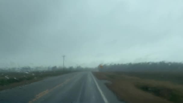 農村部の国の道路上で外とトラフィックを嵐車の旅客ビュー効果を変色 — ストック動画