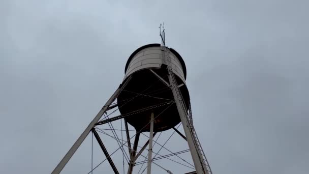 Waynesboro Usa Tilt Vintage Water Tower Και Ένα Σπασμένο Φόντο — Αρχείο Βίντεο