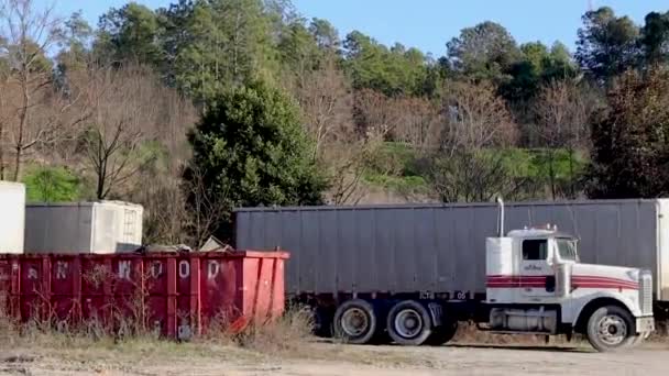 Augusta Usa Pan Camión Semirremolque Basurero Rojo Abierto Cubierto Follaje — Vídeo de stock