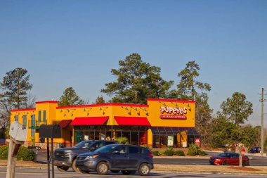 Columbia County, Ga USA - 02: 24: Popeyes Kızarmış Tavuk Lokantası trafiği ve posta kutuları Belair Yolu üzerinde