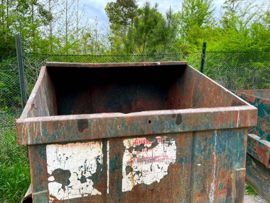 Burke County, Ga USA - 04: 15 21: Şehir çöplüğünde paslanmış yeşil bir çöp konteynırı 