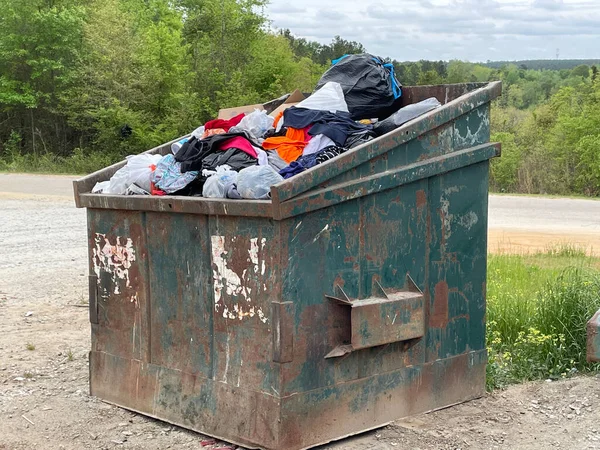 Burke County Usa Green Rusted Waste Dumpster County Dump Overflowing — Stock Photo, Image